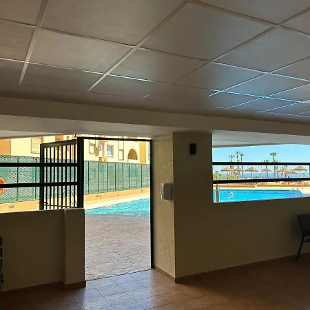 Front De Piscine