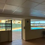 Front De Piscine